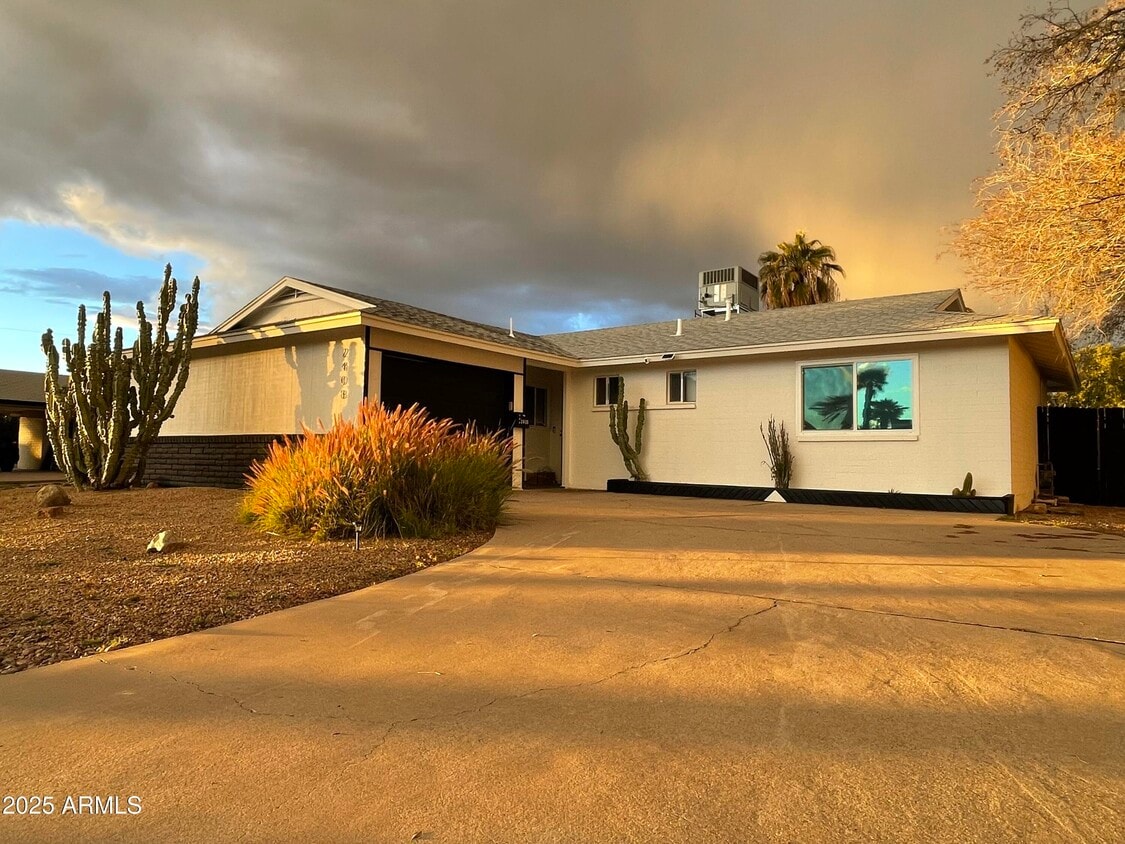 Primary Photo - 2408 E Delgado St