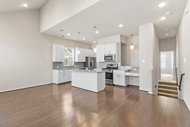 Building Photo - 221 E Courtland Pl