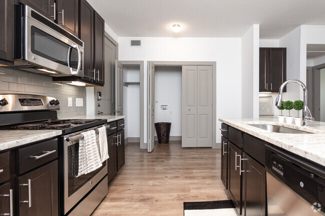 1HAB, 1BA - 782SF Kitchen & Armario de lavandería - Alcove at Alamo Heights