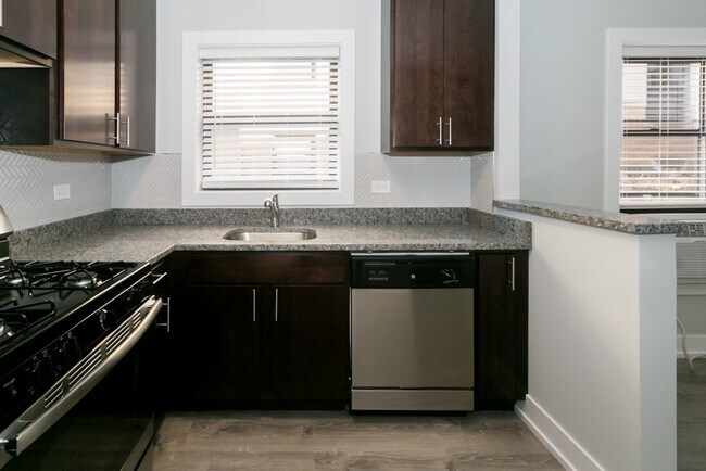 Foto del edificio - 710 W Brompton Ave
