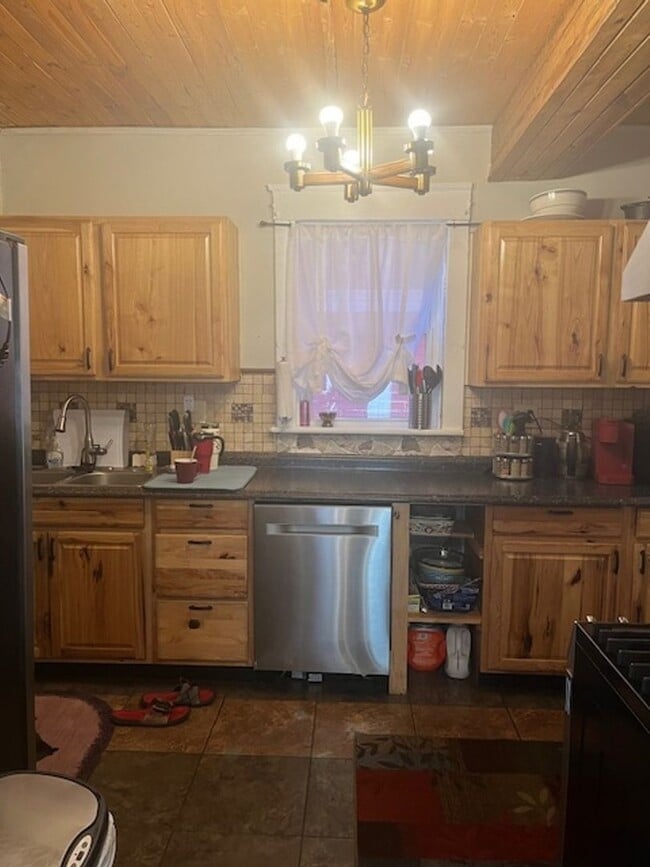 Building Photo - 121 E Scribner Ave