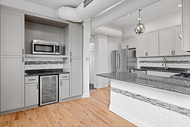 Building Photo - 2346 W Fullerton Ave