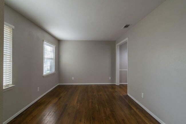 Photo - 4225 Hillsdale Ln House