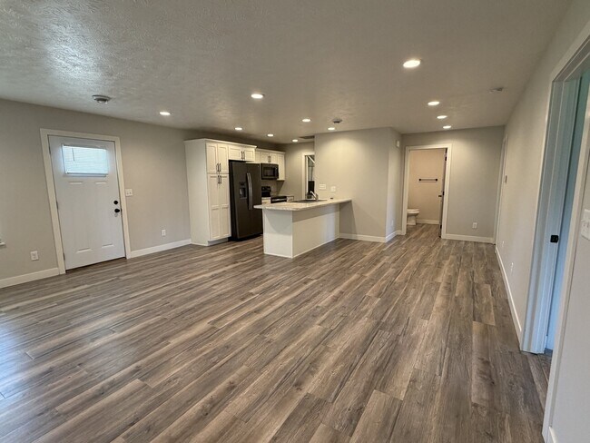 Building Photo - 2912 Sportsmans Dr
