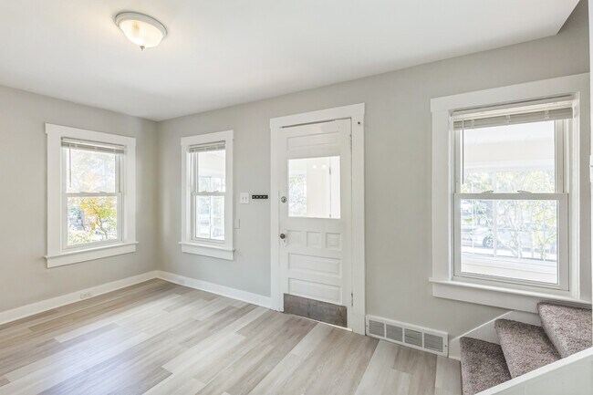 Building Photo - Charming North Collinwood Cottage