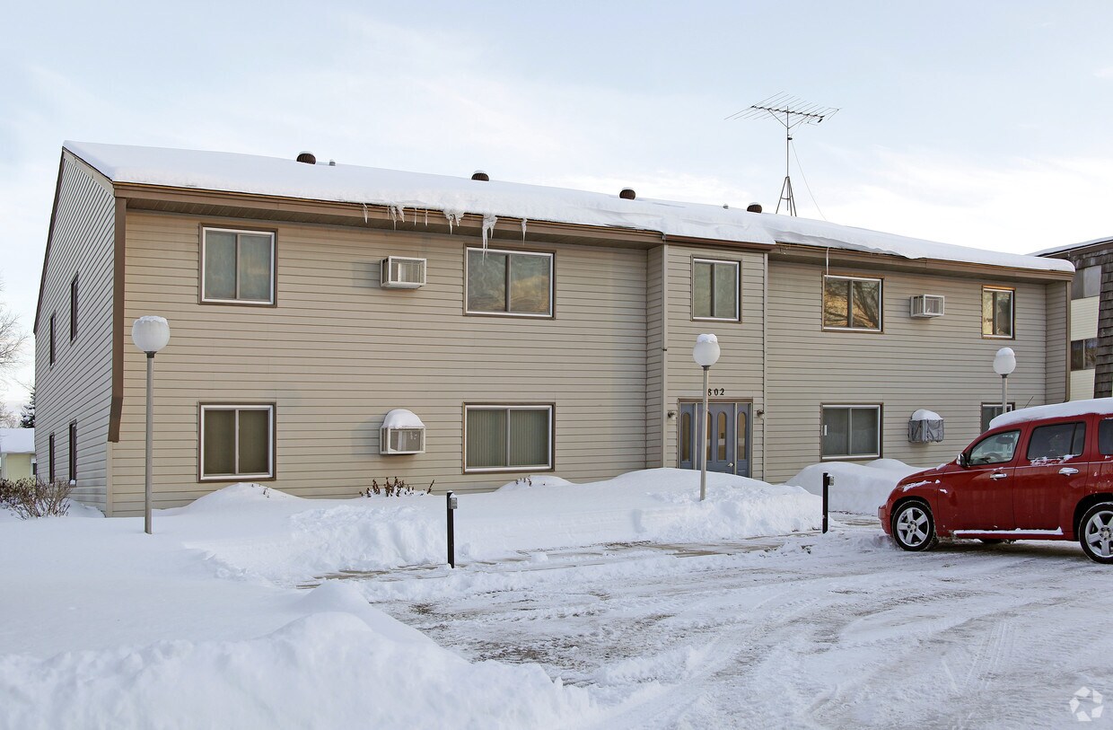 802 2nd St E, Litchfield, MN 55355 Apartments in Litchfield, MN