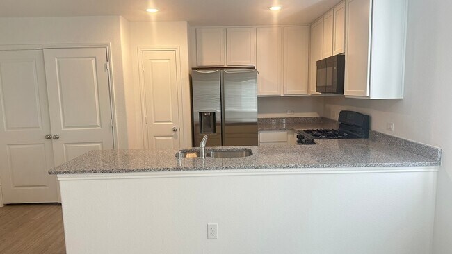 Foto del edificio - 3420 Flicker Ln