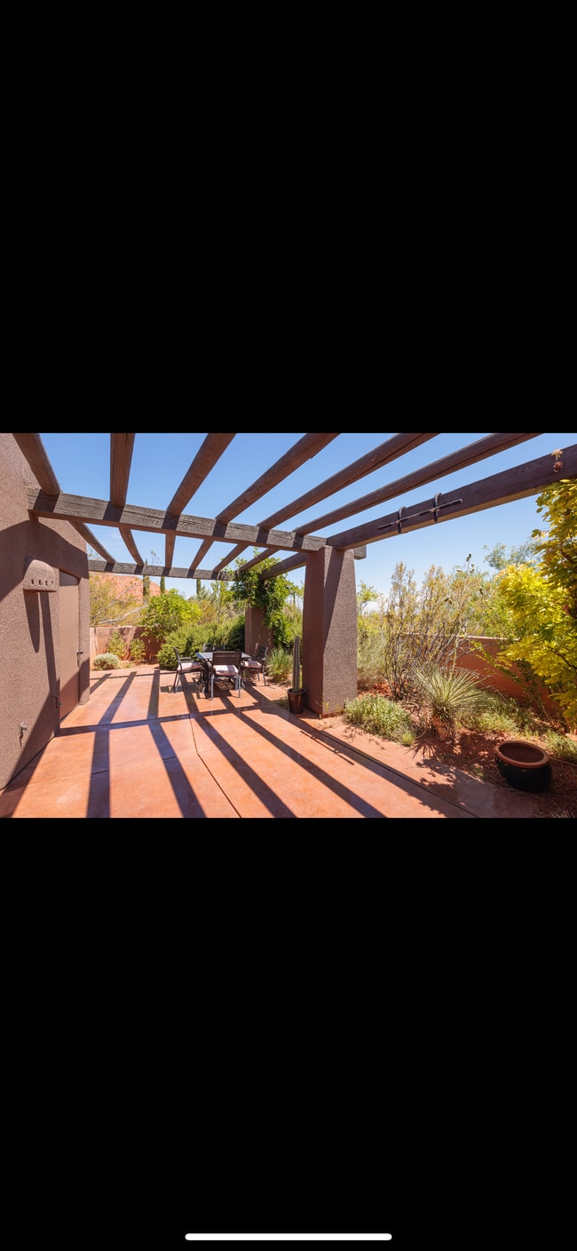 Building Photo - 384 W Brittlebush Way