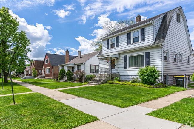 The residential streets are safe and quiet in Evergreen Park.