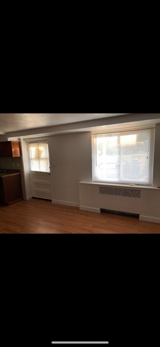 Building Photo - 79 Roxbury Dr