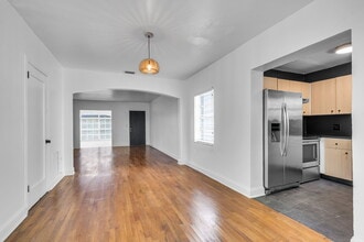 Building Photo - 10 Century Ln