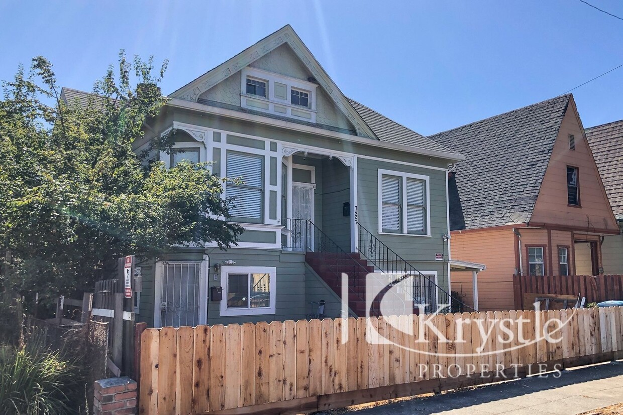 Primary Photo - Studio in Victorian Home near downtown