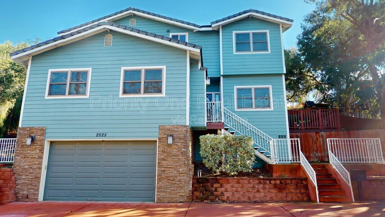 Foto principal - 2025 Cypress Ave.