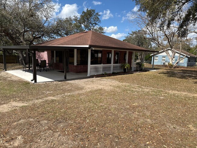 Foto del edificio - Stunning 2-bedroom, 2-bathroom home with large fenced in back yard.