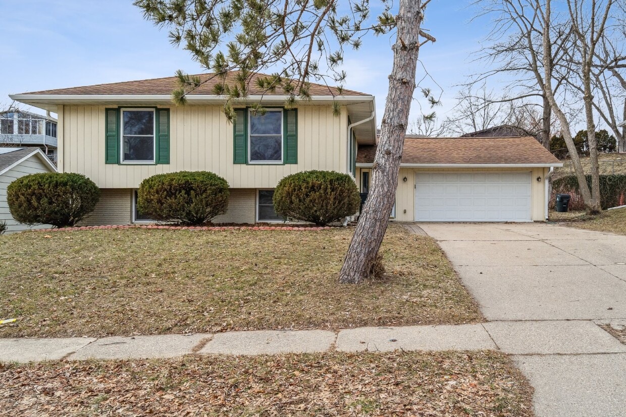 Primary Photo - 3 Bedroom | 2 Bathroom Single Family Home ...