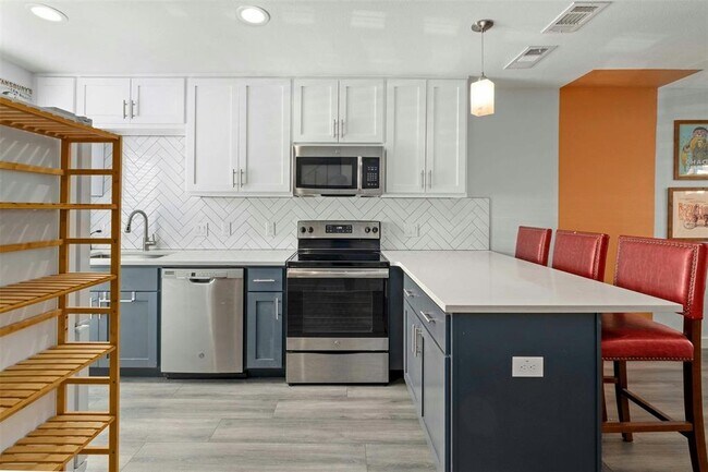 Building Photo - 3810 Southway Dr
