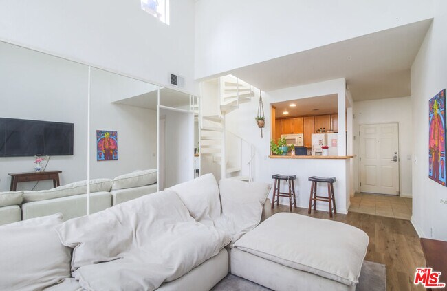 Foto del edificio - 1420 N Stanley Ave