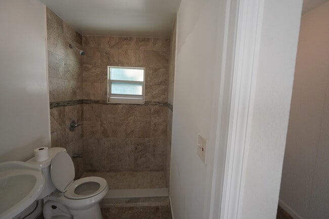 Building Photo - 1245 19th Ave N