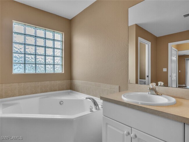 Building Photo - 906 SW 11th Pl