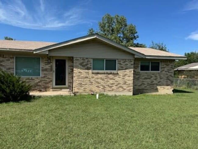 Building Photo - 109 W Robin Ln