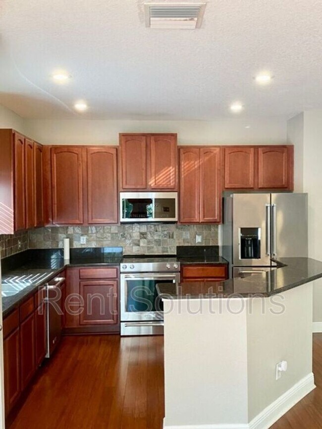 Foto del edificio - Beautiful 3 BR/2 BA/2 car garage Home loca...