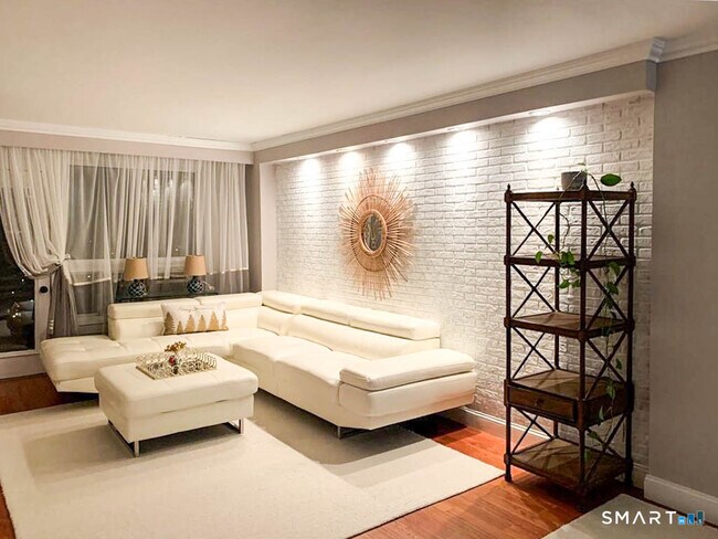 Foto del edificio - 91 Strawberry Hill Ave