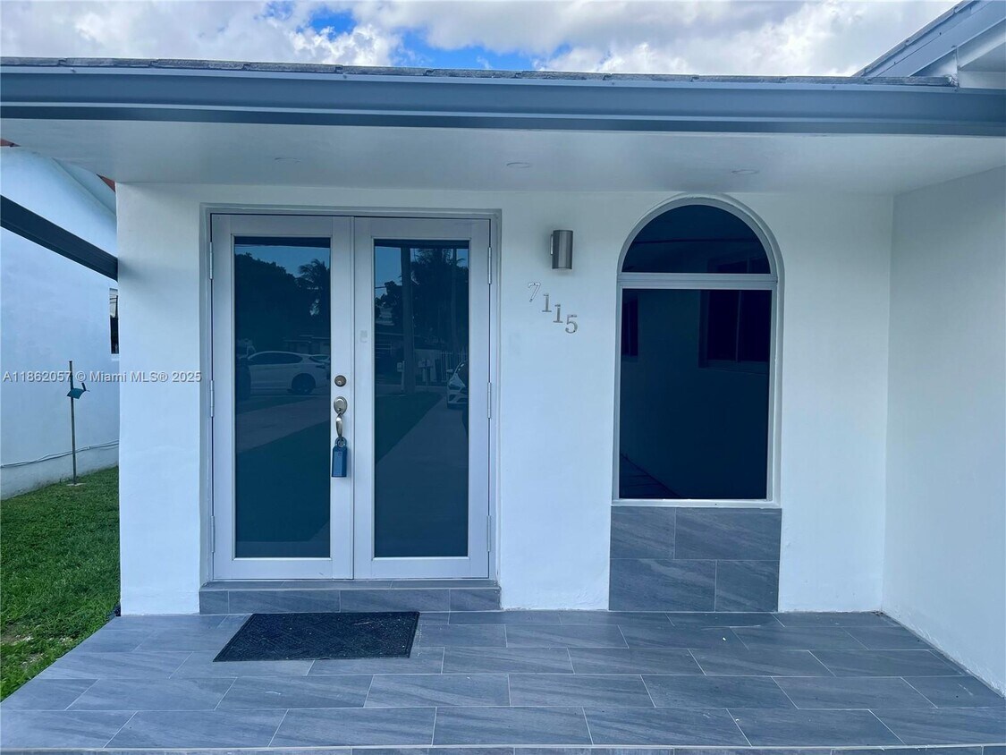 Foto principal - 7113 SW 21st St