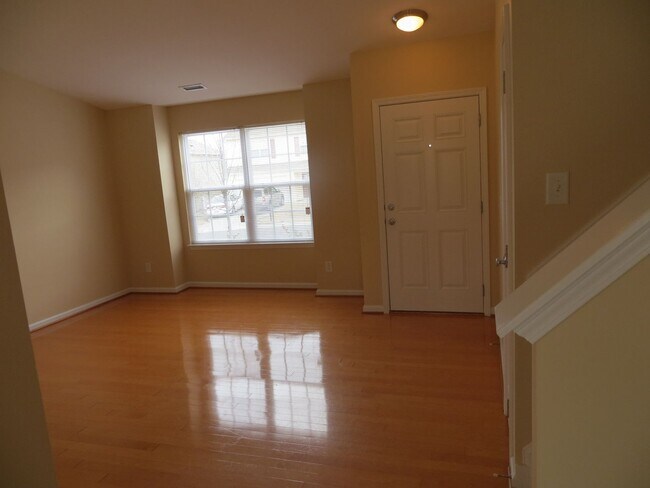 Foto del edificio - Wonderful 3 bed, 2.5 bath with 2 Car garage!