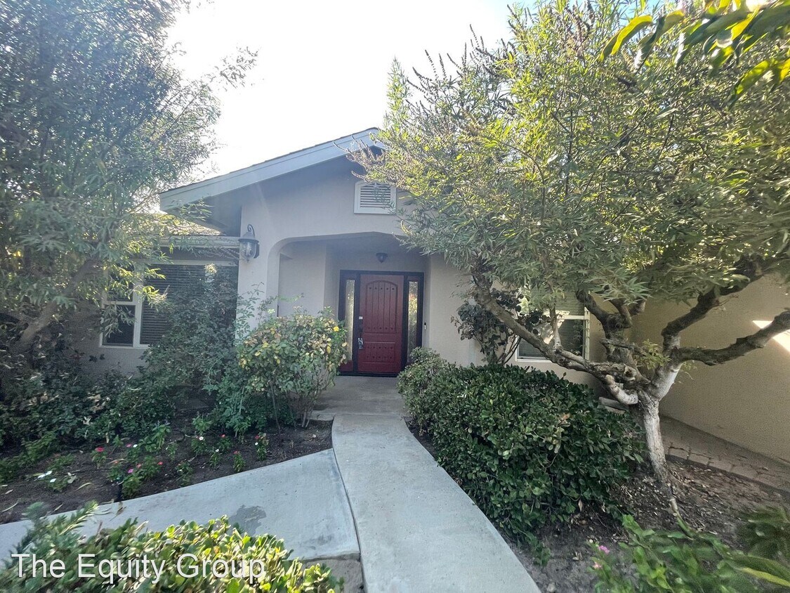 4 br, 4 bath House 525 North Green View Ct