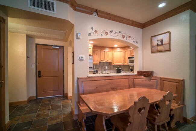 Building Photo - Villa 2031 2 Bed 2 Bath Full Kitchen