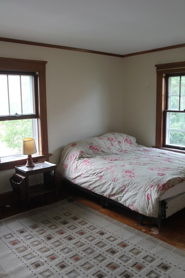 4 quiet comfortable bedrooms - 106 SE 2nd Ave