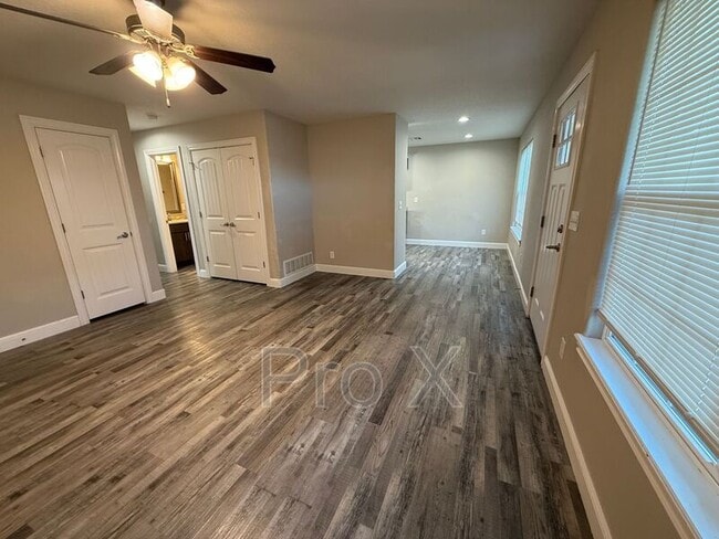 Foto del edificio - 1414 E 6th St