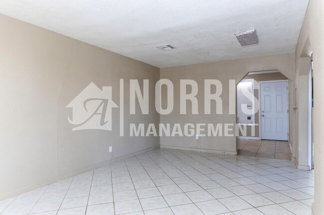 Foto del edificio - Multi Unit Home Available NOW!