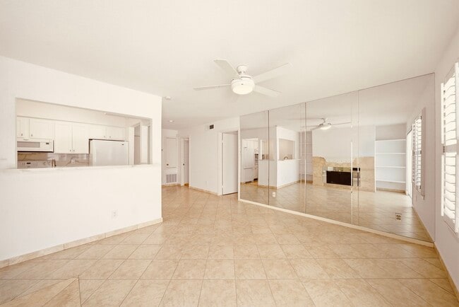 Vista de la sala de estar - 2333 Bering Dr