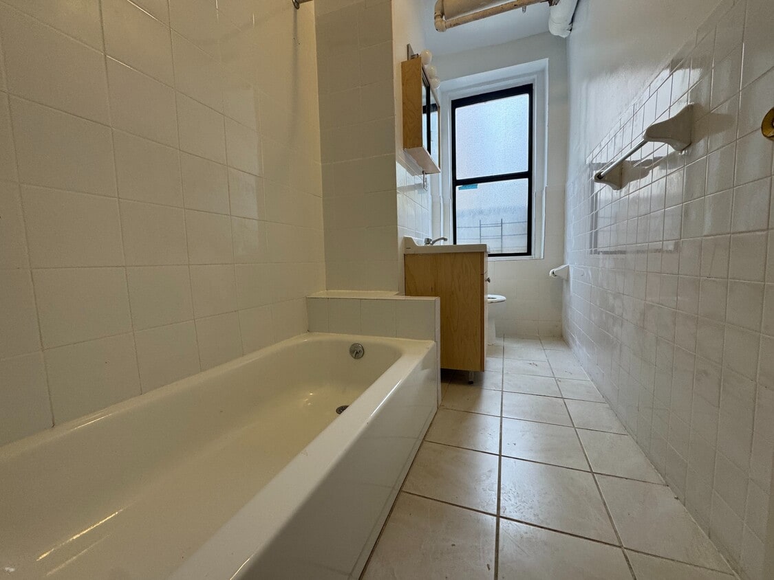 Foto del edificio - 38-48-48 Sickles St