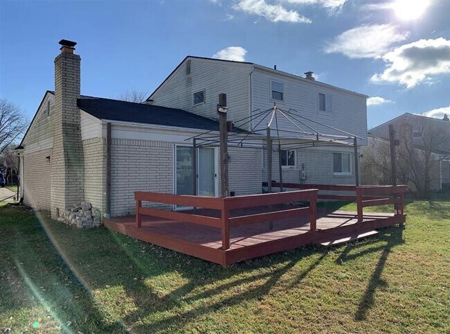 Building Photo - Welcome to this charming well kept and upd...