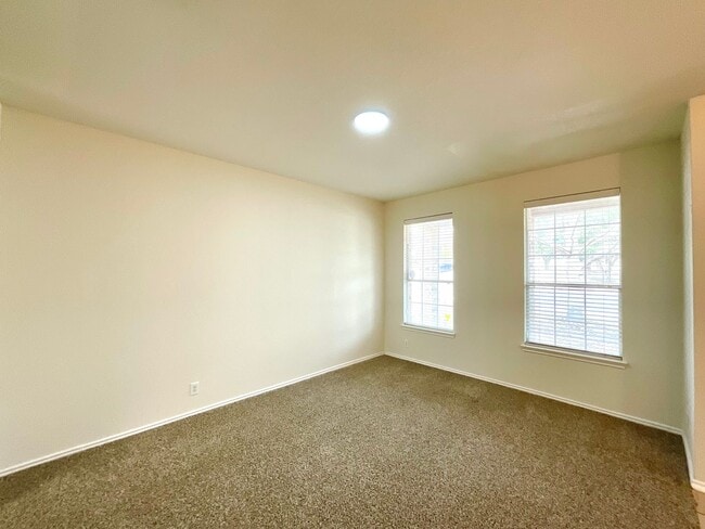 Building Photo - **APPLICATION RECEIVED** Spacious 5-Bedroom Retreat with 2-Car Garage & Prime Location Near Lackl...