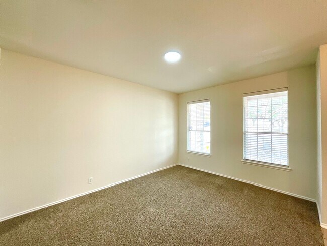 Foto del edificio - **APPLICATION RECEIVED** Spacious 5-Bedroom Retreat with 2-Car Garage & Prime Location Near Lackl...