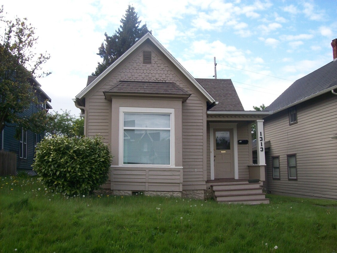 Primary Photo - Centrally located 2 bedroom, 1 bathroom home!