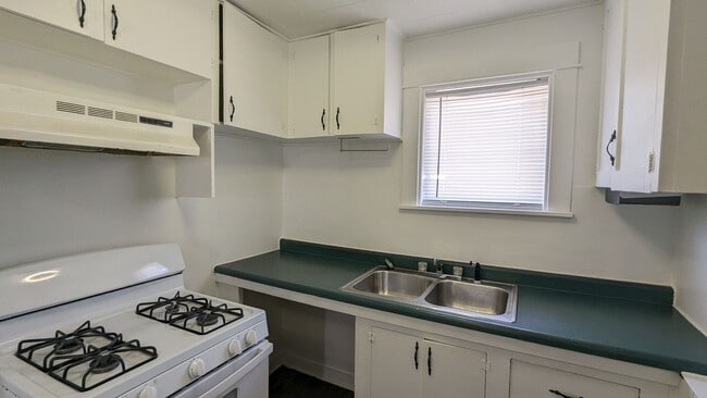 Building Photo - Cute 1-bed house with carport & more