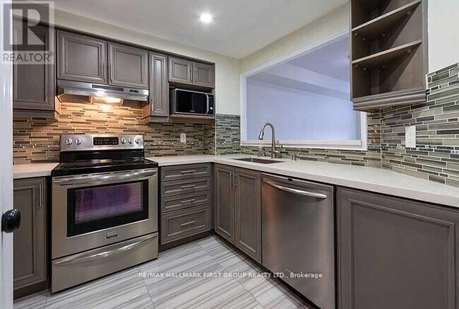 Building Photo - 711 Rossland Rd E