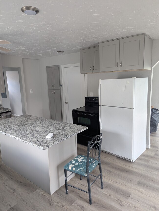 Cocina - 960 E 2680 N