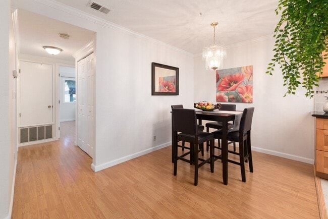 Building Photo - Excellent lower level Condo in Gated Warm ...
