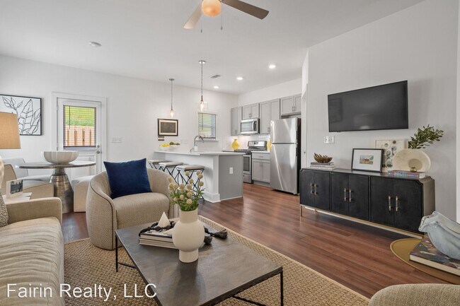 Building Photo - 2 br, 2.5 bath House - 4227 Brevard Boulevard