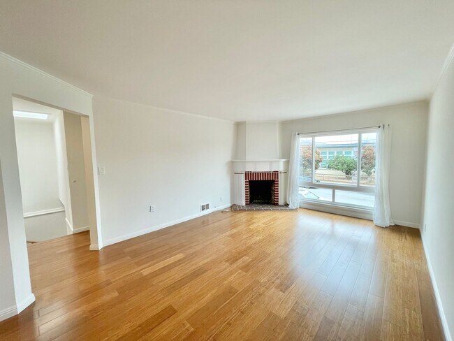 Foto del edificio - Beach Lover SF Home 4BR/2BA + Bonus Room! ...