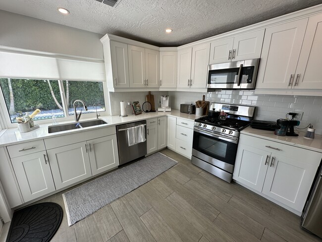 Building Photo - 408 Penguin Dr