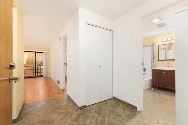 Building Photo - 710 N 160th St