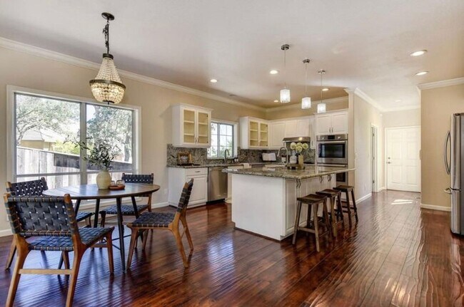 Foto del edificio - Luxury 4BR Home with Pool & Outdoor Kitche...