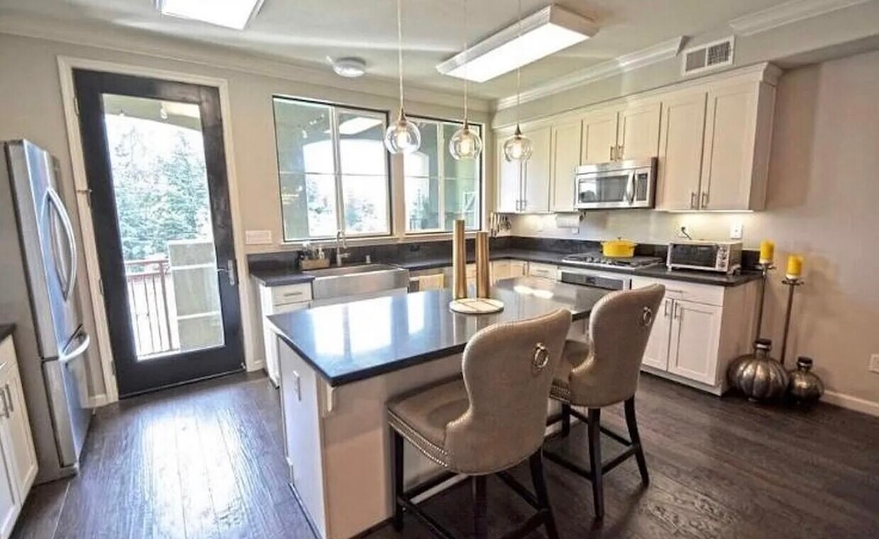 Foto principal - 4700 Norris Canyon Rd