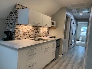 Cocina y pasillo hacia la habitación - 1120 Par Rd